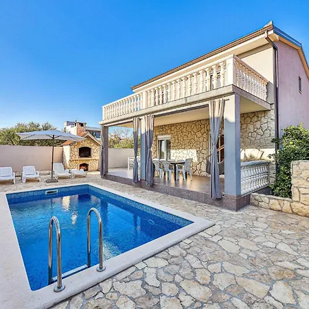 Stunning Home In Okrug Gornji With Wifi *
