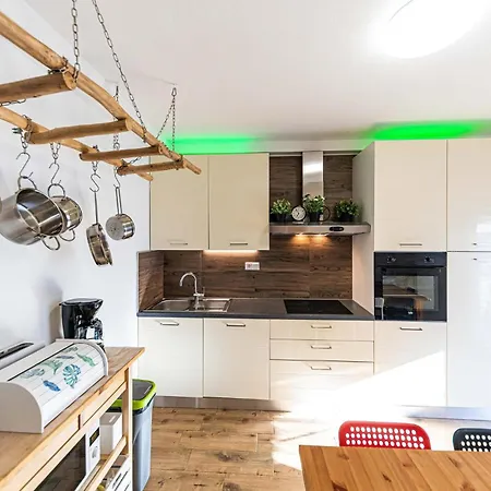 Stunning Home In Okrug Gornji With Wifi Ferienhaus *