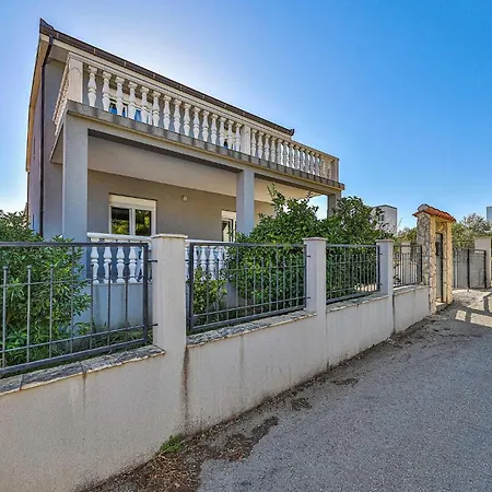 Okrug Gornji 73 With Outdoor Swimmingpool Трогір