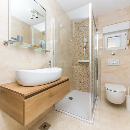 Stunning Home In Okrug Gornji With Wifi *