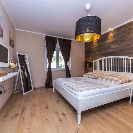 Ferienhaus Stunning Home In Okrug Gornji With Wifi