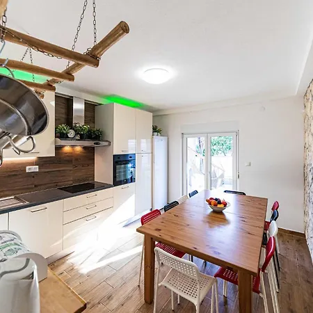 Ferienhaus Stunning Home In Okrug Gornji With Wifi Trogir