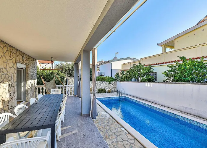 Okrug Gornji 73 With Outdoor Swimmingpool Будинок відпочинку
