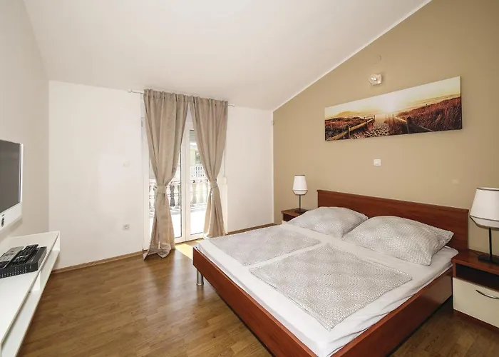 Okrug Gornji 73 With Outdoor Swimmingpool * Трогір