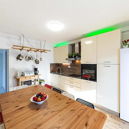 Okrug Gornji 73 With Outdoor Swimmingpool Nyaraló