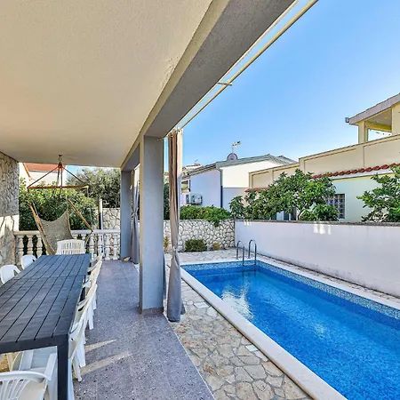 Okrug Gornji 73 With Outdoor Swimmingpool Nyaraló