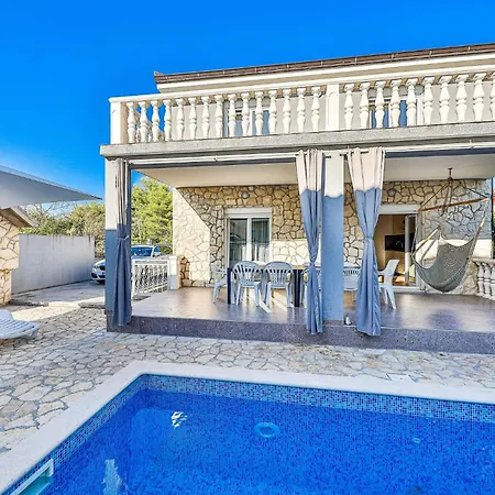 Дом отдыха Holiday Home Okrug Gornji 73 With Outdoor Swimmingpool