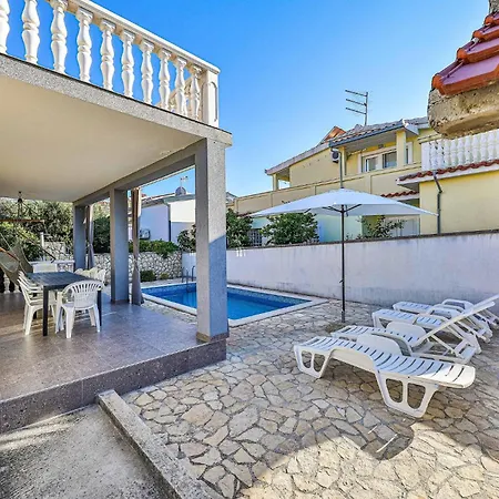 Okrug Gornji 73 With Outdoor Swimmingpool Nyaraló *