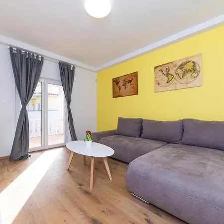 Дом отдыха Holiday Home Okrug Gornji 73 With Outdoor Swimmingpool Трогир