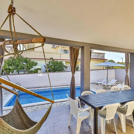 Okrug Gornji 73 With Outdoor Swimmingpool Nyaraló