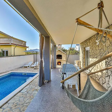 Дом отдыха Holiday Home Okrug Gornji 73 With Outdoor Swimmingpool