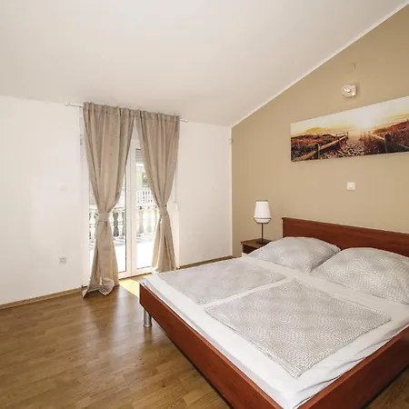 Okrug Gornji 73 With Outdoor Swimmingpool * Trogir