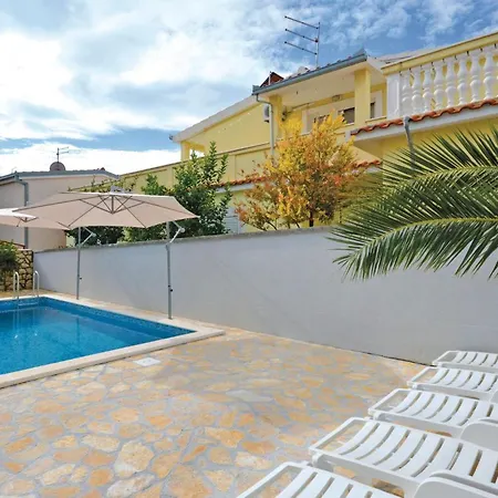 Дом отдыха Holiday Home Okrug Gornji 73 With Outdoor Swimmingpool Трогир