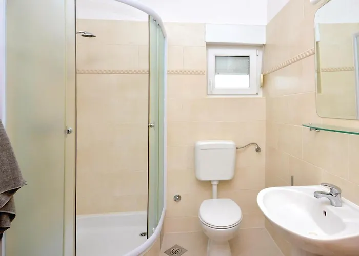 Okrug Gornji 73 With Outdoor Swimmingpool Vakantiehuis *