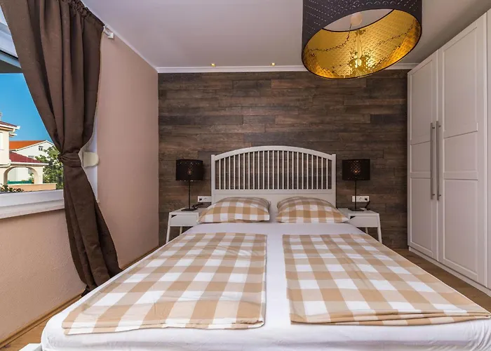 Okrug Gornji 73 With Outdoor Swimmingpool Vakantiehuis Trogir