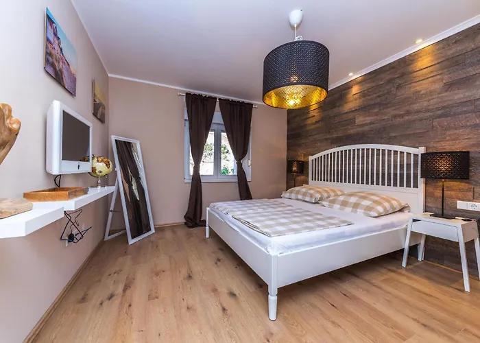 Vakantiehuis Okrug Gornji 73 With Outdoor Swimmingpool