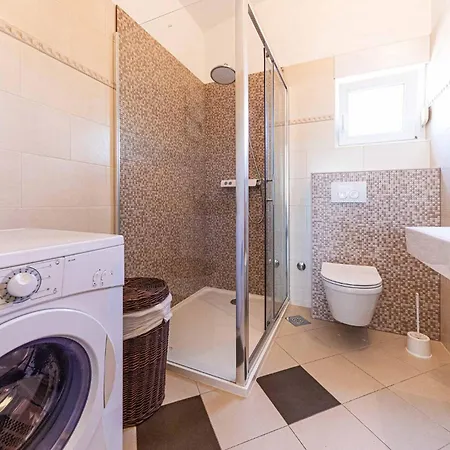 Okrug Gornji 73 With Outdoor Swimmingpool *