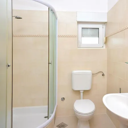 Okrug Gornji 73 With Outdoor Swimmingpool بيت للعطل *